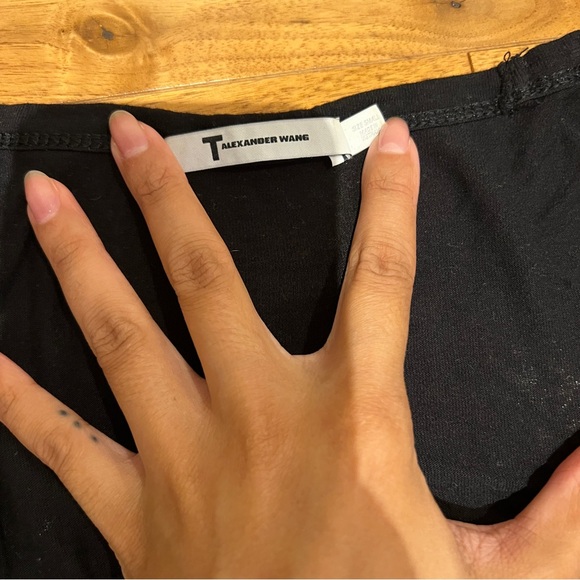 T By Classic Pocket Tee
Grey V-neck T-shirt by Alexander Wang - Picture 6 of 8